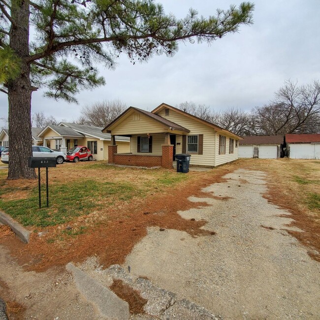 Building Photo - 3 Bedroom 1 Bath Home In Shawnee