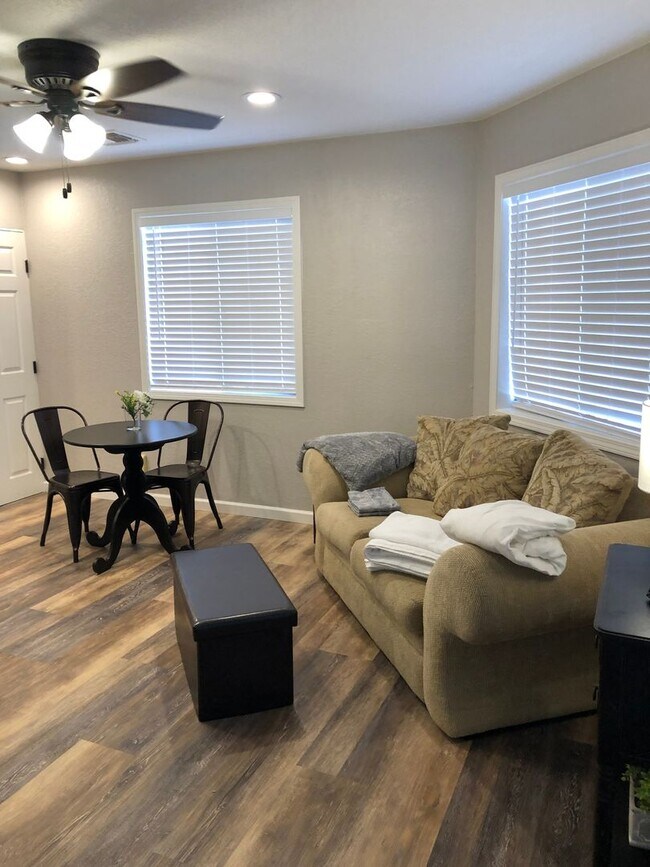 Building Photo - Beauty and Convenience! Remodeled, Fully F...