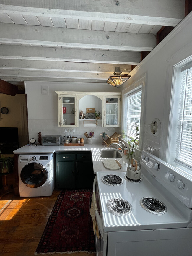 Building Photo - Exquisite lofted studio