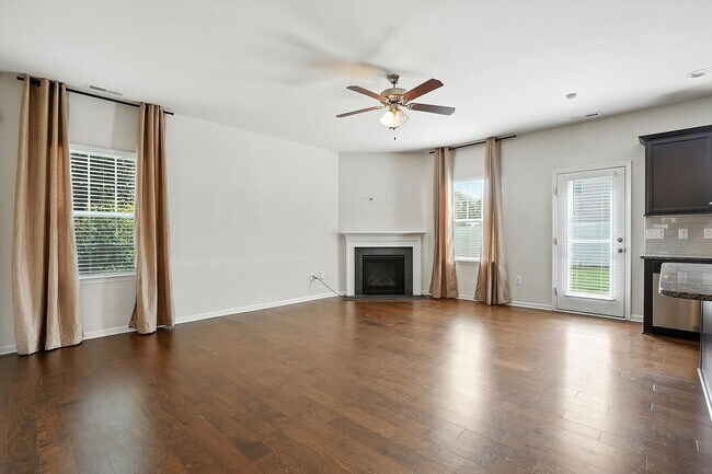 Building Photo - AVAILABLE NOW! GREAT HOME IN GARNER, NC.