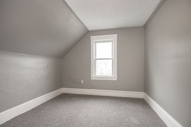 Building Photo - 4 BED 1 BATH SINGLE FAMILY HOME IN CLEVELAND!