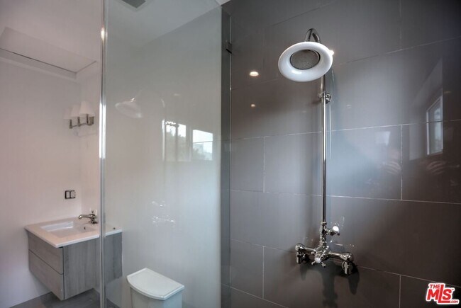 Building Photo - 1105 Alta Loma Rd