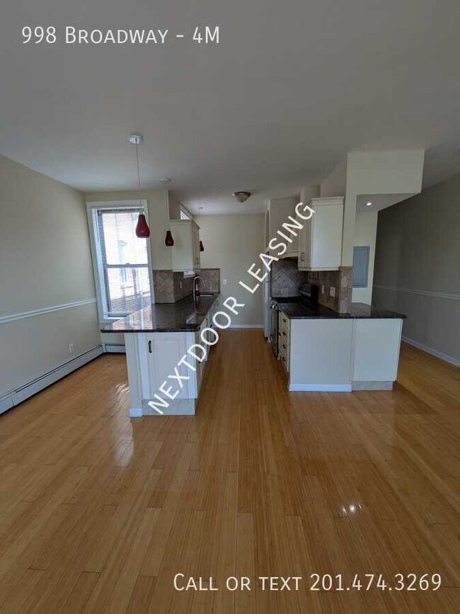 Building Photo - 998 Broadway-4M