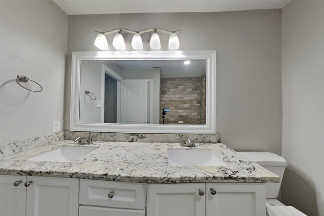 Building Photo - 2603 Hidden Garden Dr