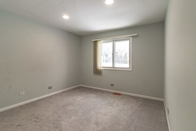 Building Photo - 416 Swallow Ln