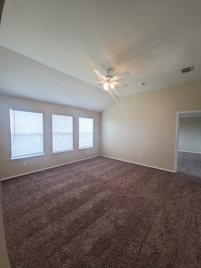 Building Photo - Huge Forney home 3/2/2
