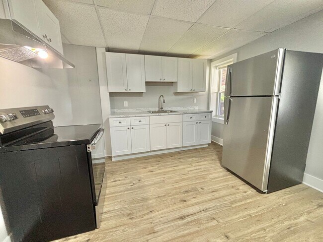 Building Photo - Move in Special!