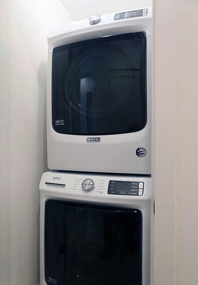 Building Photo - 1740 Broadway