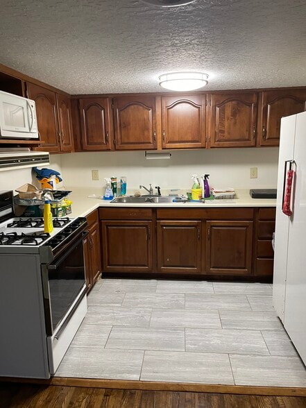 Kitchen - 213 Woodland Cir
