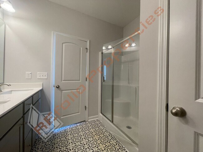Building Photo - Beautiful 4BD 2.5BA Home w/Primary Suite o...
