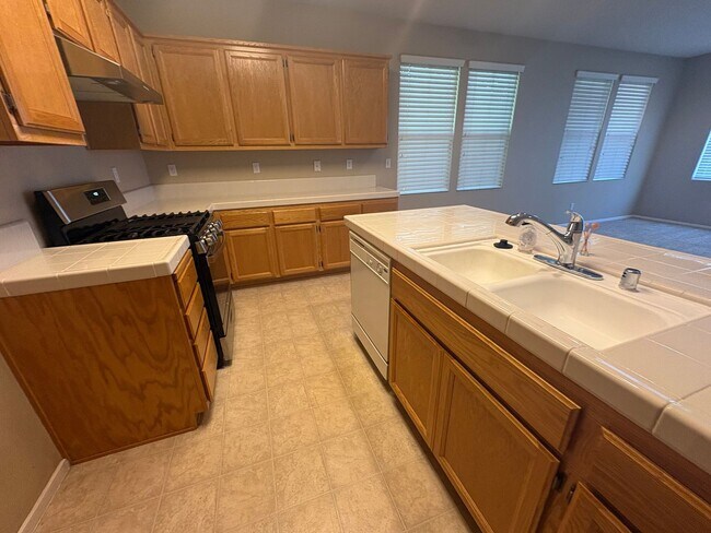 Building Photo - Vibrant 3 bed/2 bath home in West Sac
