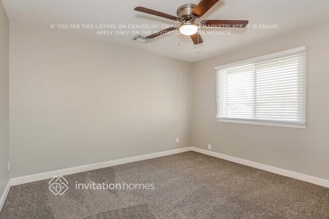 Building Photo - 2461 E Manhatton Dr