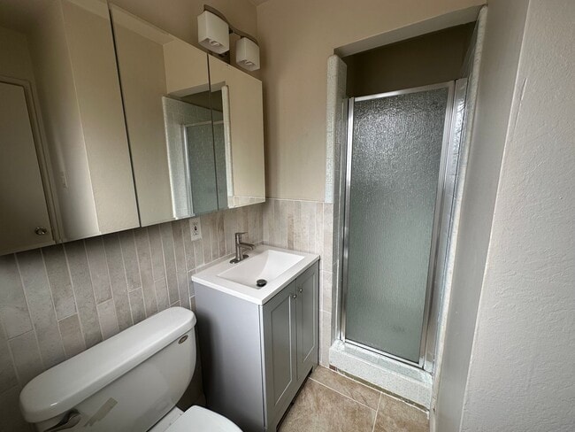 Building Photo - 3 Bedroom 2 Bathroom Home with Pool