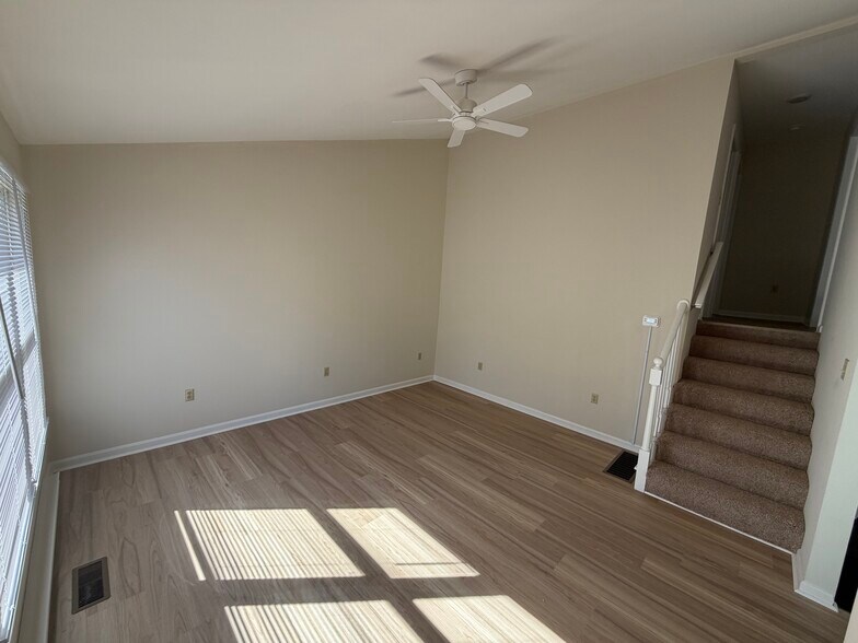 Building Photo - 104 E Poplar St