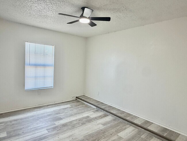 Building Photo - Updated 3/1.5 with Bonus Room in North by Northwest!
