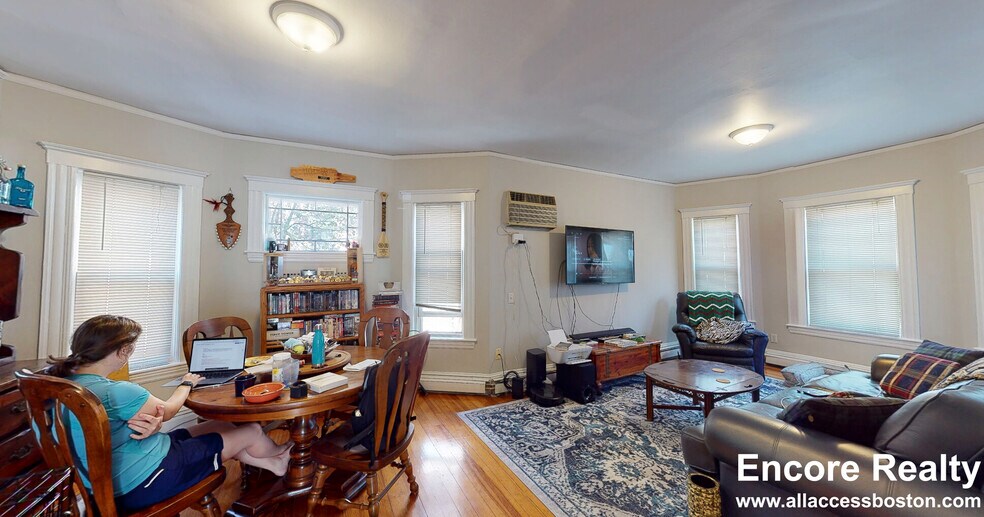 Primary Photo - 8 Chapman Pl
