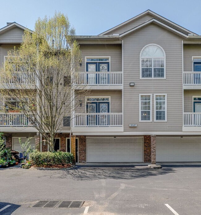 Building Photo - FULLY FURNISHED 2 BED 2 BATH TOWNHOME IN GREENHILLS $2500 PER MONTH.