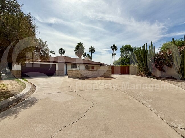 Building Photo - 570 N Villa Nueva Dr