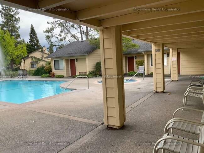 Building Photo - Single level condo in one of the nicest developments in Bennett Valley