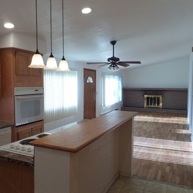 Building Photo - Super Cute & Charming 2-Bedroom Des Moines Home With Giant Fenced Yard!!