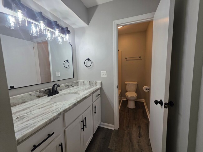 Building Photo - 2 bedroom 1.5 bath townhome in Hendersonville with garage
