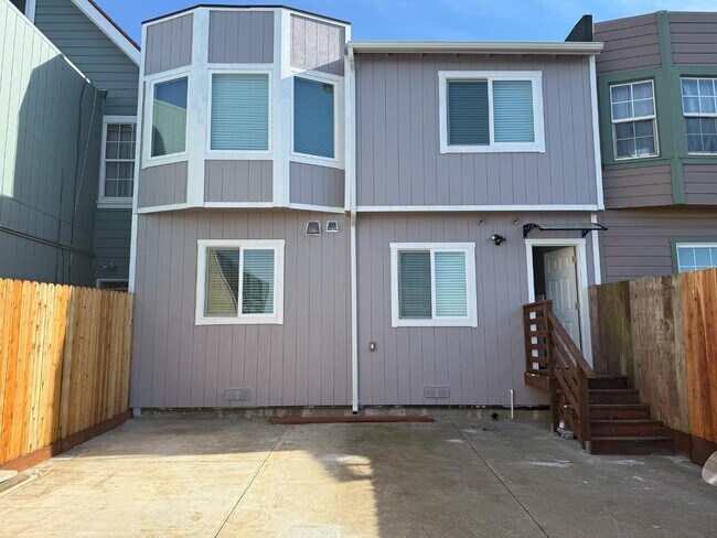 Building Photo - 38 Miriam St