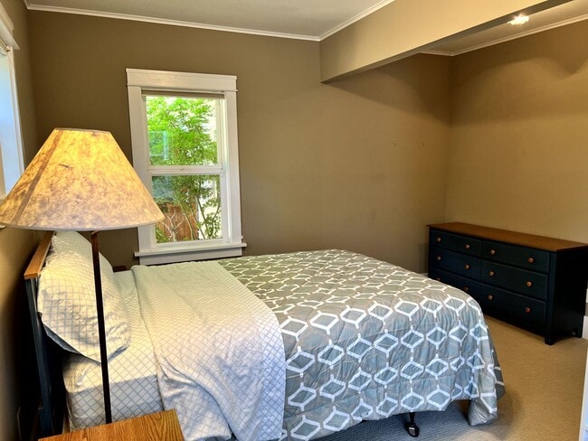 Building Photo - Charming Historical Home, Desirable Downtown Location. Flexible Lease Terms, 30-day Min. All Util...