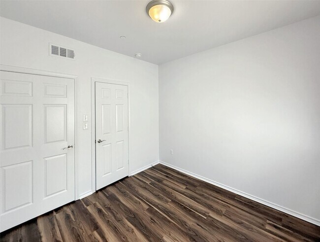 Building Photo - 512 E Hazelwood St