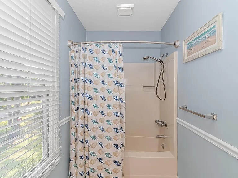 2nd fl full bath - 163 Parkview Dr