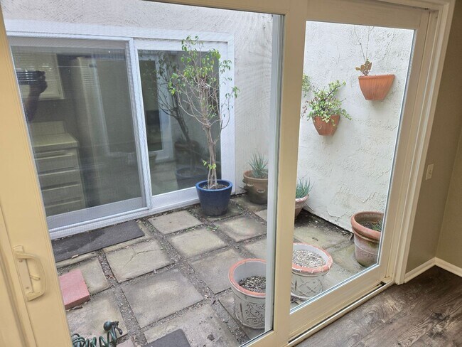 Building Photo - Santa Ana - Spacious 2 Bedroom, 2 Bath Hou...