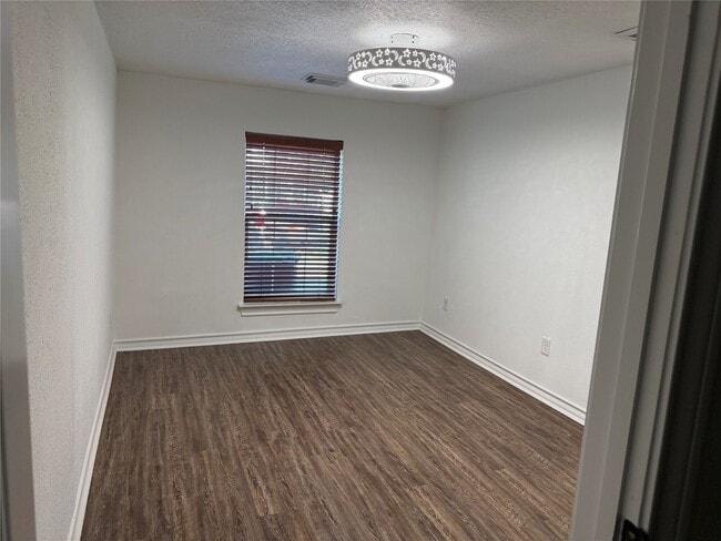 Building Photo - 2044 Des Jardines St