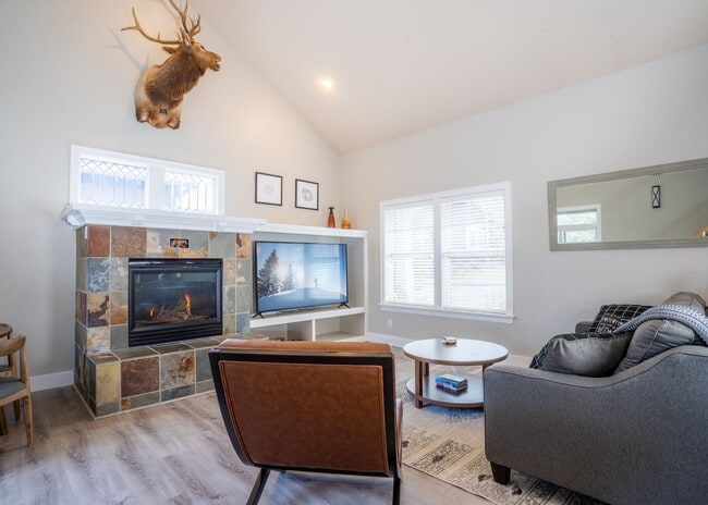 Building Photo - Amazing Updated Braeburn Townhome close to all Bend has to offer!