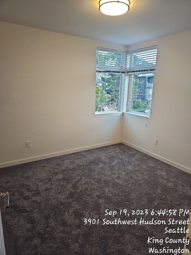 Building Photo - West Seattle townhome - 3 bedroom 3.5 bath...