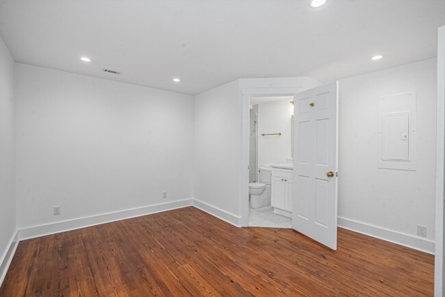 Building Photo - Renovated 2 Bedroom Carriage house off Lafayette Square