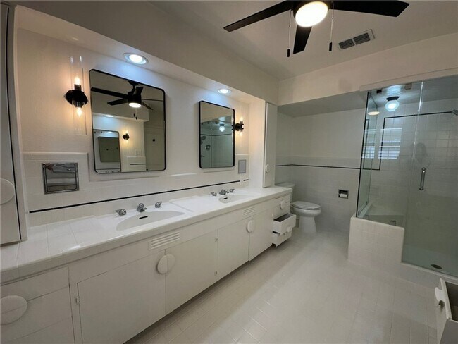 Building Photo - 301 Bermuda Pl