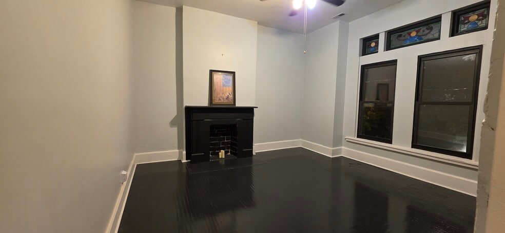 Living room - 700 S Oakley Blvd