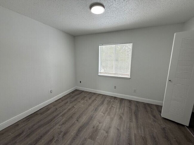 Building Photo - 2/1.5 Winter Springs Townhome with screened patio