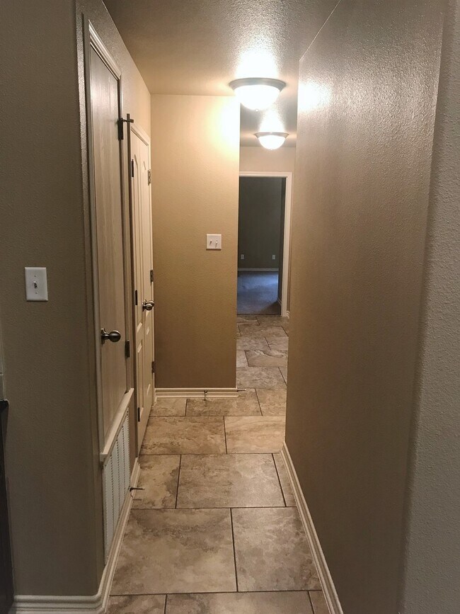 Building Photo - Beautiful 3 Bedroom, 2 Bath Duplex Near Cl...