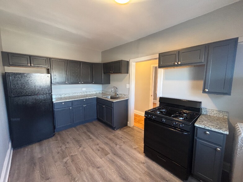 Primary Photo - 652-658 E 81st St