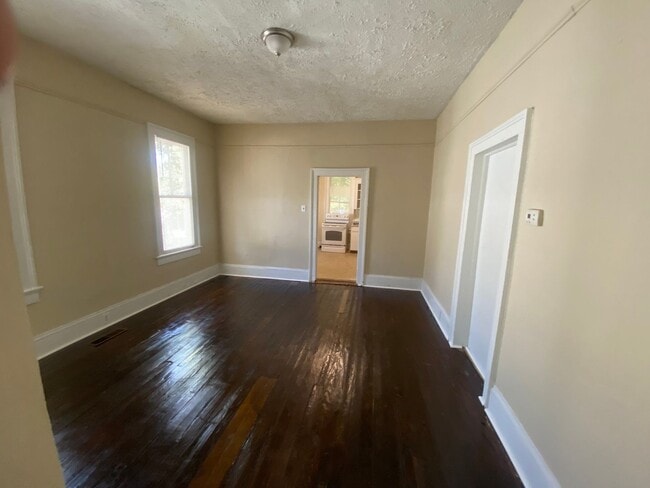 Building Photo - **ON HOLD**3 bedroom/1 bathroom (Great Loc...