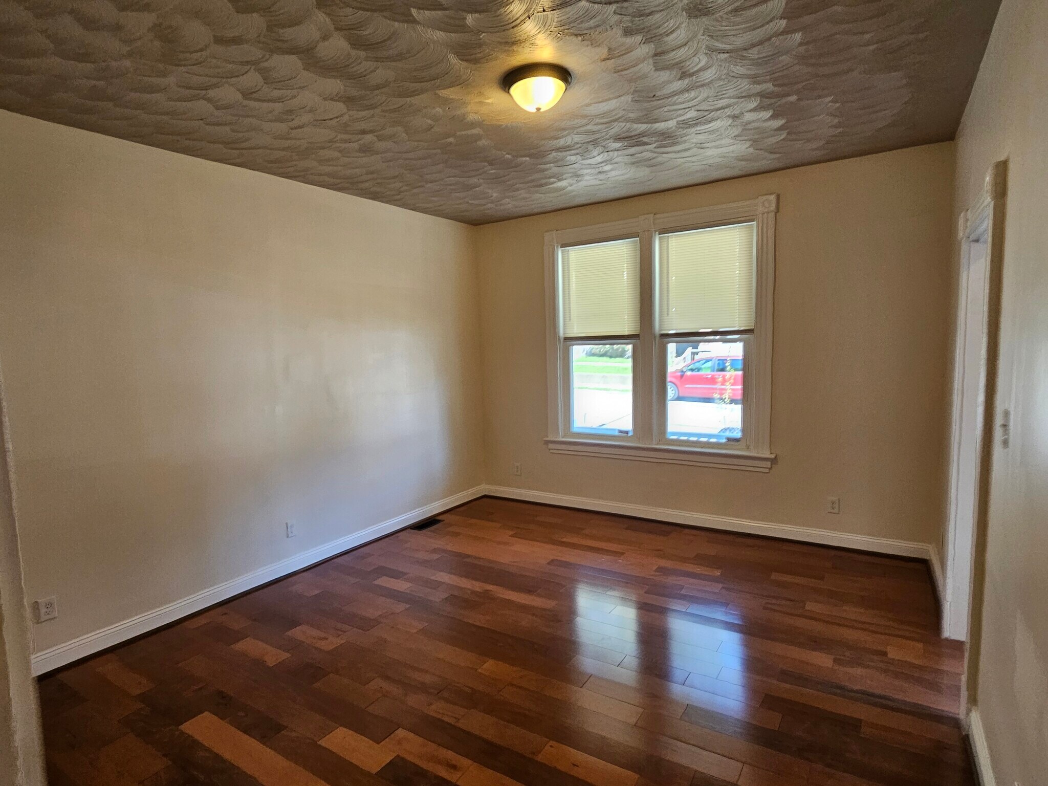 Building Photo - 249 Earnshaw Ave