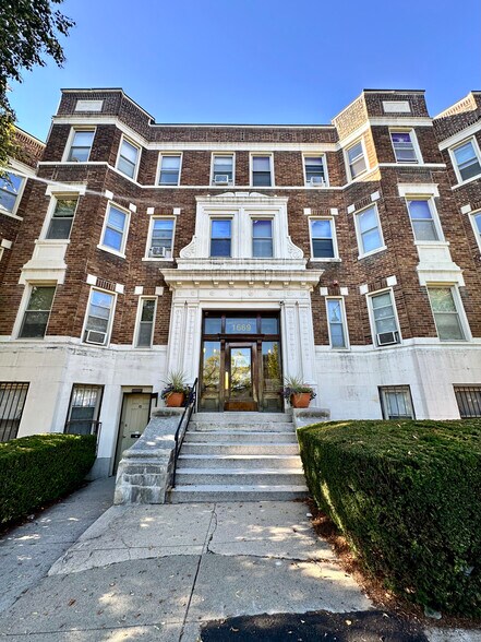 Primary Photo - 1669 Commonwealth Ave