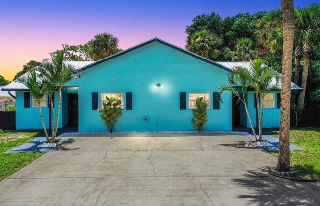 Building Photo - 2134 NE Pelican Ter