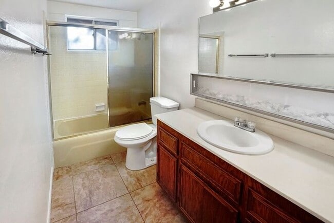 Building Photo - Pending/ Rented - Radiant East Tucson Retreat: Bright 2-Bed with Large Private Backyard
