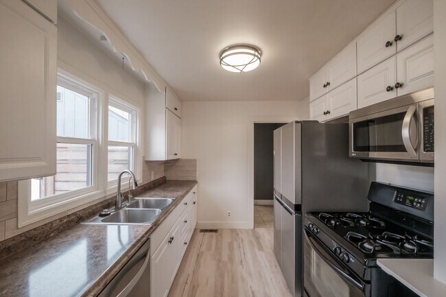 Building Photo - Charming 3-Bed 2 Bath Home with Spectacula...