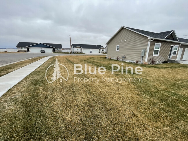 Building Photo - 5844 Wildrose Ave