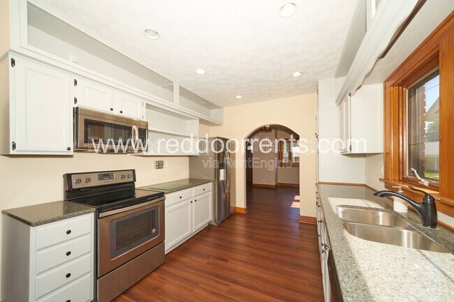 Building Photo - 412 N Merrill St