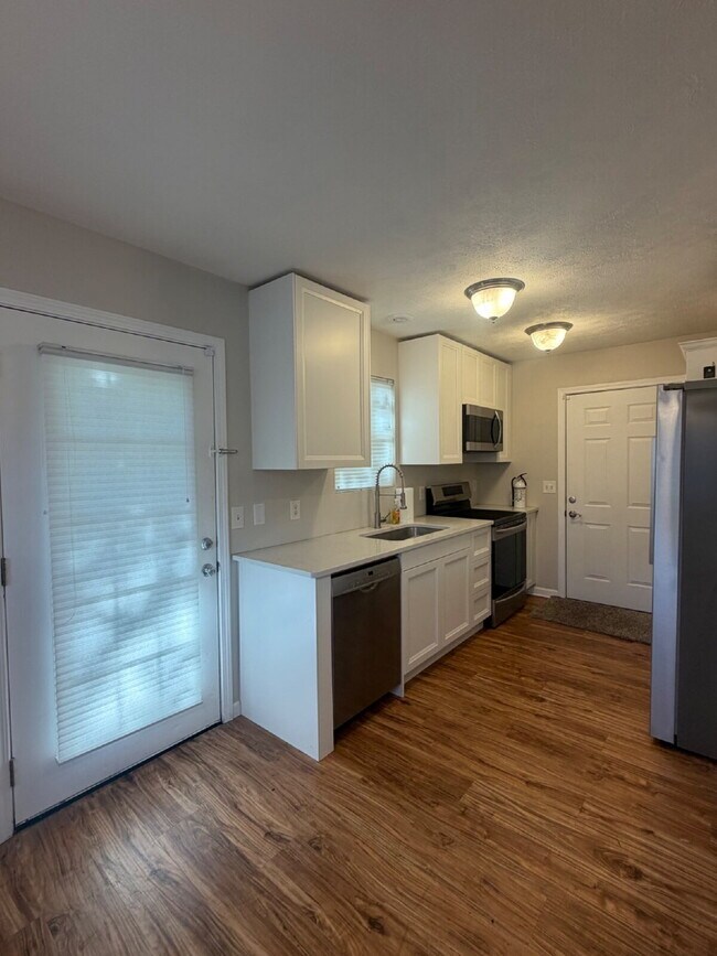 Building Photo - "Charming 4-Bedroom Home with 2.5 Baths on Knox Avenue – A Cozy Retreat in Hollister, MO!"