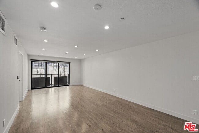 Building Photo - 725 N Alfred St