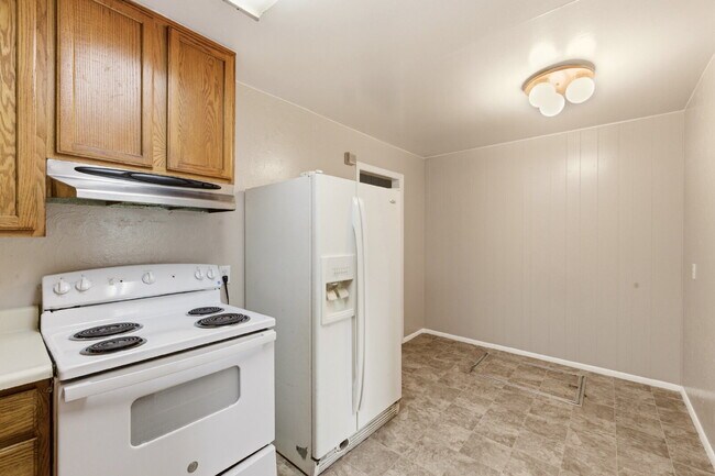 Building Photo - Four Bedroom Home In Aurora - ready ASAP. Brand New Paint Top to Bottom, with updated flooring!